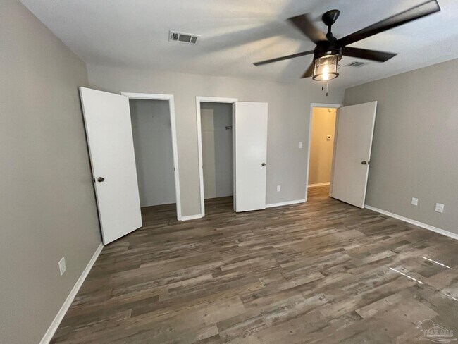 Building Photo - 4615 Gladstone Dr