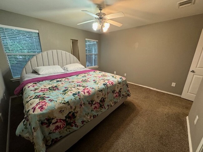 Building Photo - Nice 3 bedroom 2 Bath One Story Home