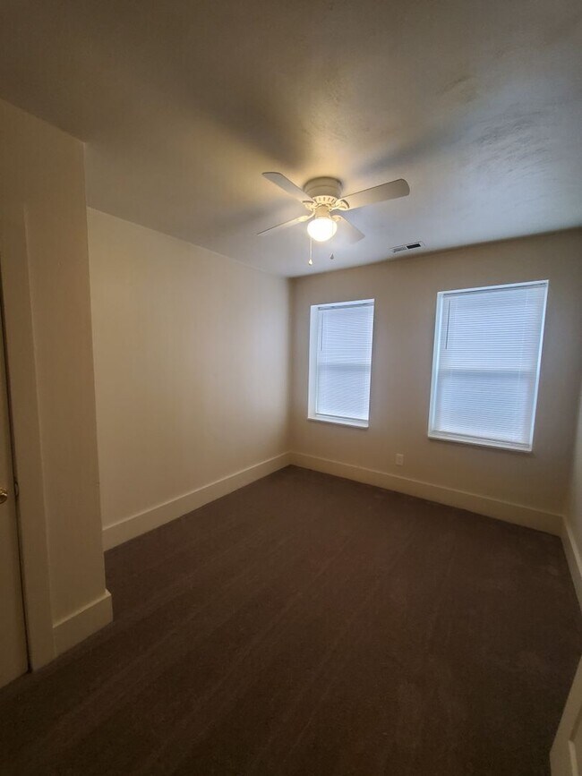 Building Photo - 420 W 31st St
