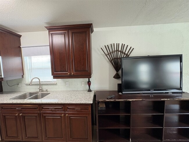 Building Photo - 6722 Underhill St