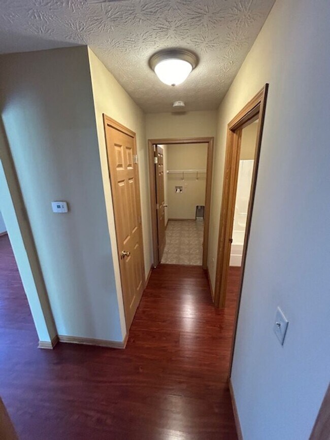 Building Photo - One Bedroom Apartment Available!