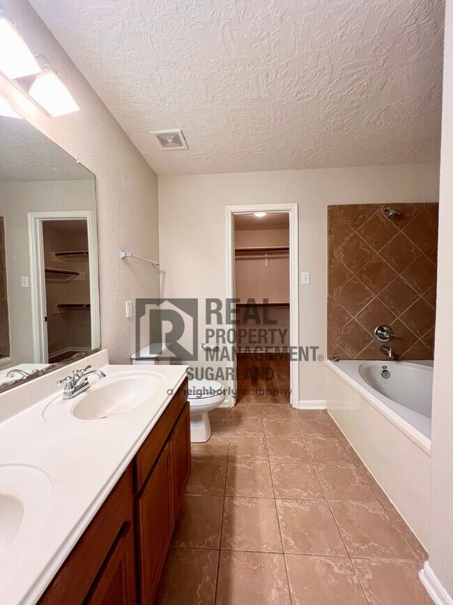 Building Photo - Gorgeous 4 Bed, 2.5 Bath Home in Prime Location!
