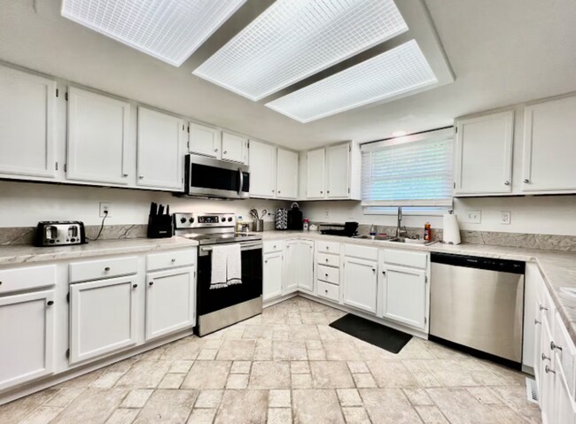 Building Photo - 6556 Yankee Rd