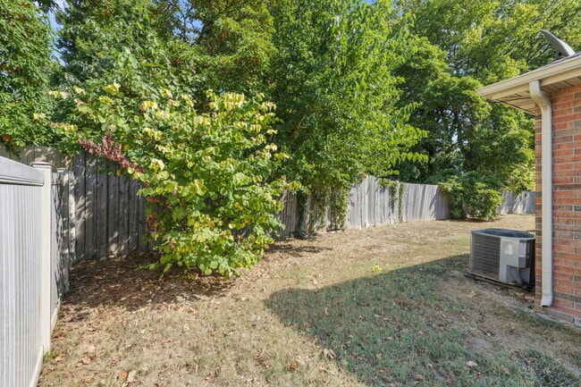 Building Photo - 2303 W Bridlewood Trail