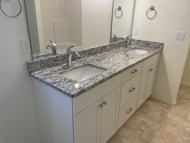 Building Photo - Single Level Freeland Home and Pet Friendly!