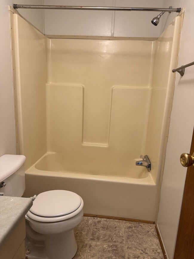 Building Photo - "Charming 2-Bed, 2-Bath in Hendersonville.