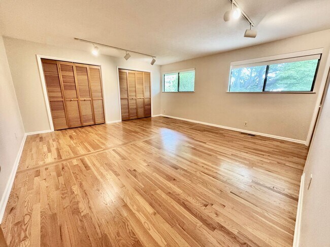 Building Photo - Large Mid-Century Home in Magnolia!