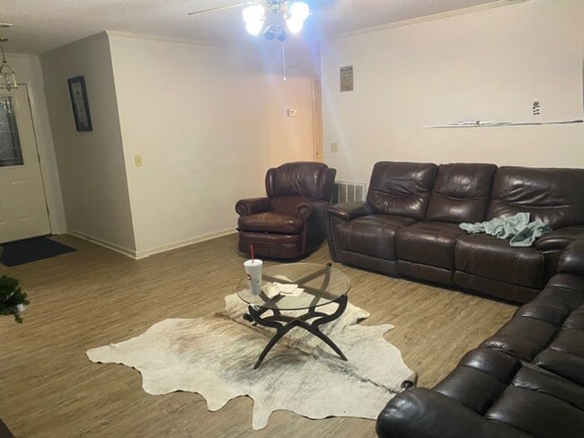 Building Photo - 110 Botts Ave