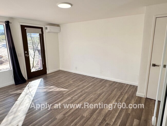 Building Photo - Updated 4 Bed 2 Bath Home!