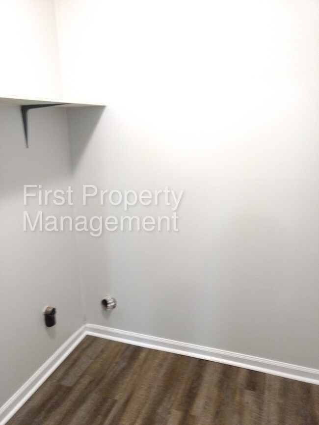 Building Photo - 2 bedroom 1 bath Duplex East Ridge