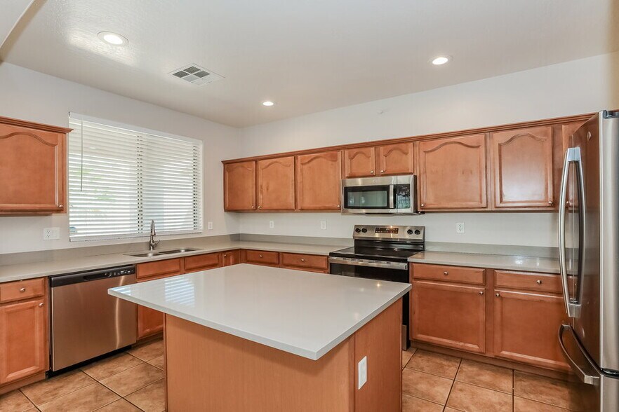 Building Photo - 3151 S Southwind Dr