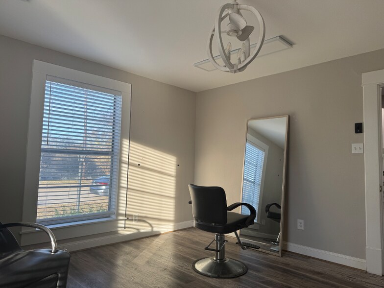 Building Photo - 403 W Main St