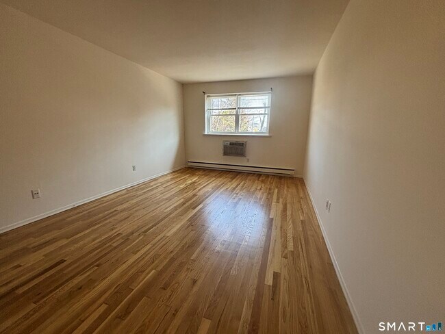 Building Photo - 637 Cove Rd