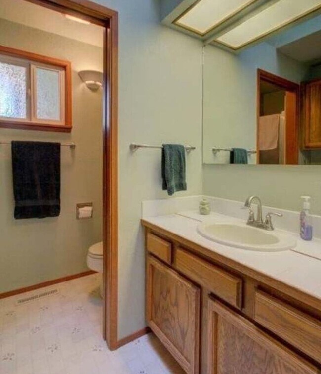 Building Photo - 2 Bedroom 2 bath located in Alderbook