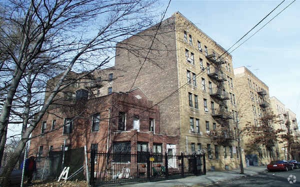 Primary Photo - 2765 Kingsbridge Ter