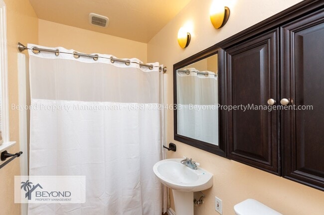 Building Photo - CHARMING 2 BEDROOM CRAFTSMAN BUNGALOW IN T...
