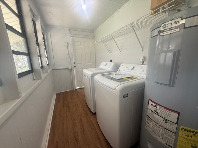 Building Photo - Beautifully updated 3 bedroom 3 bathroom home
