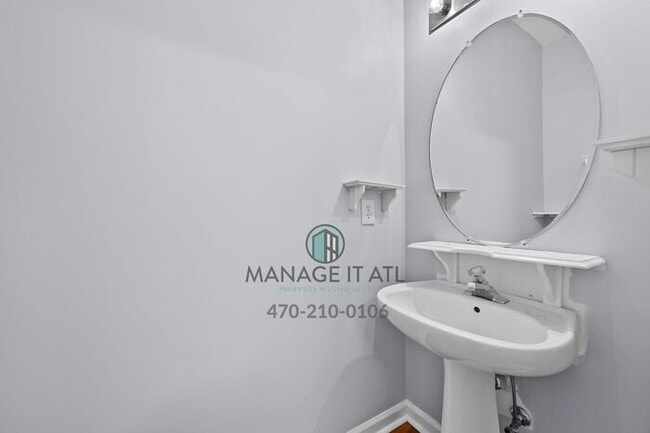 Building Photo - 2-bedroom, 2.5-bathroom Condominium in the...