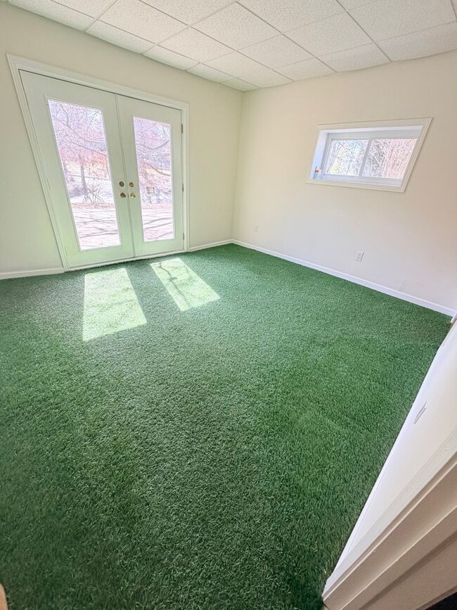 Building Photo - 3 Bed, 2 Bath Pet Friendly Downtown Asheville Location, Available Now - Lawn Care Included!