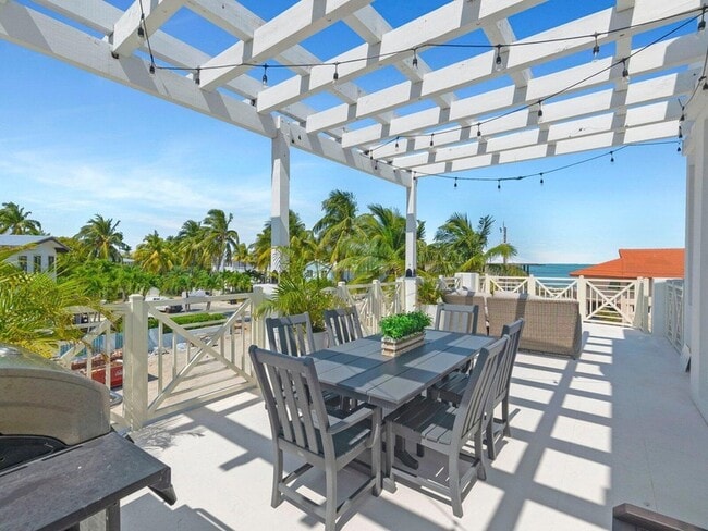 Building Photo - 317 E Seaview Cir