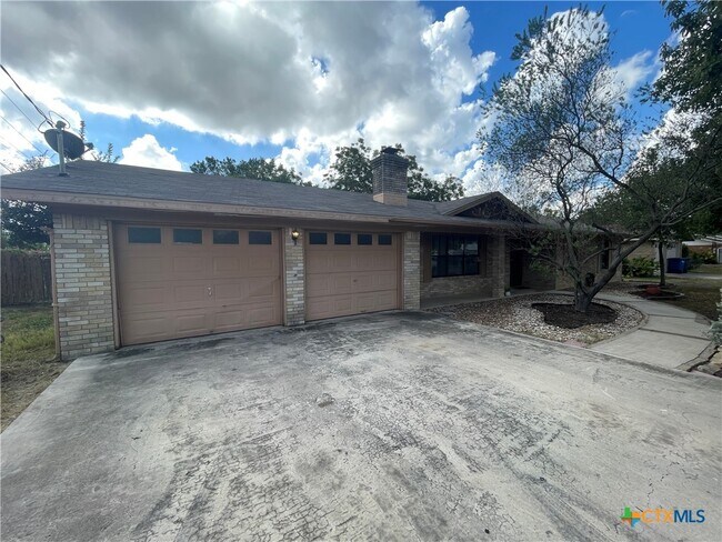 Building Photo - 1346 Carnation Ln