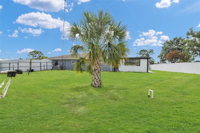 Building Photo - 702 NW Orchid St