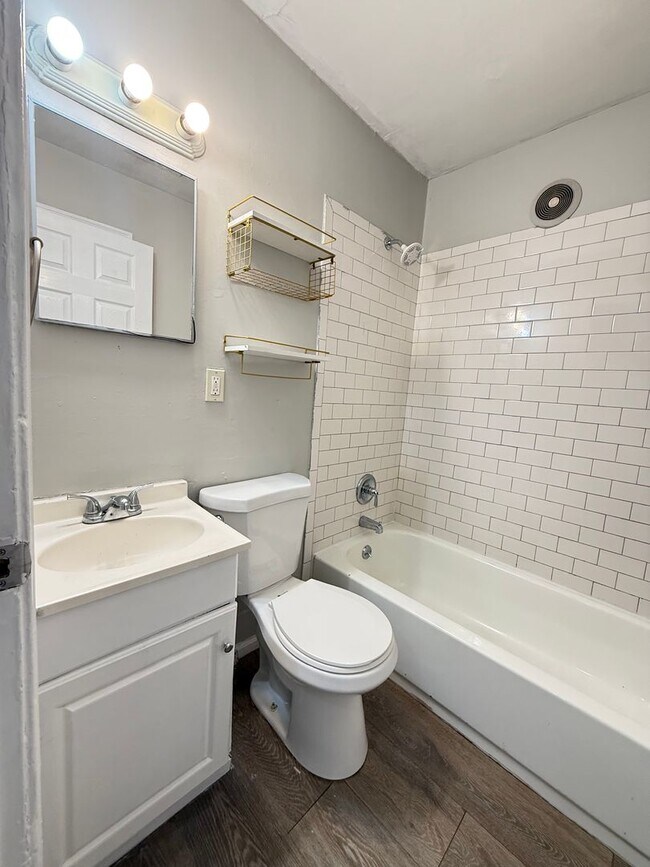 Building Photo - 2 Bedroom Cottage in Woodbine!