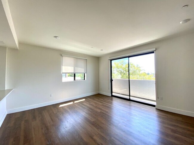 Building Photo - 5727 La Mirada Ave