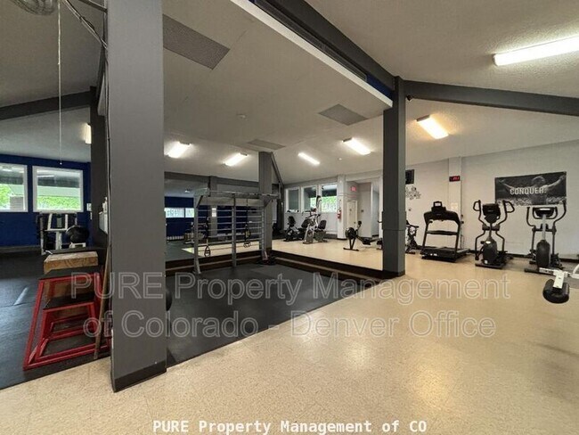 Building Photo - 1150 Golden Cir