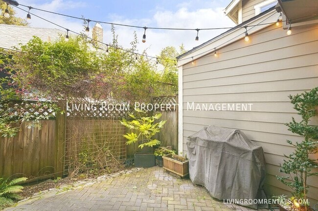 Building Photo - 2635 NE Sumner St