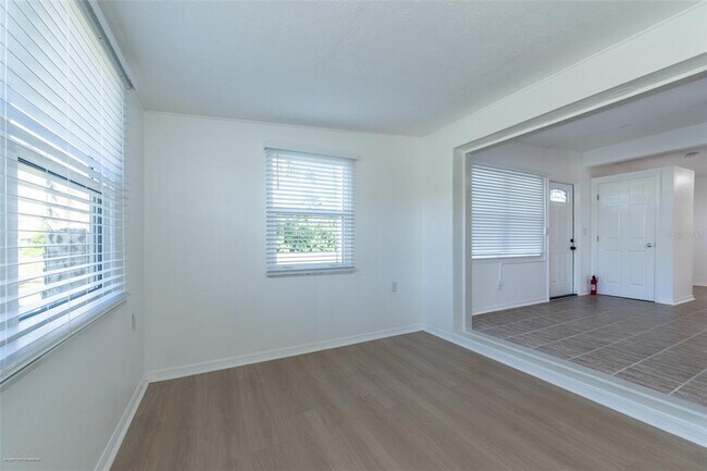 Building Photo - 927 W Olympia Ave