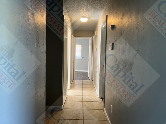 Building Photo - Large 4 Bedroom Home