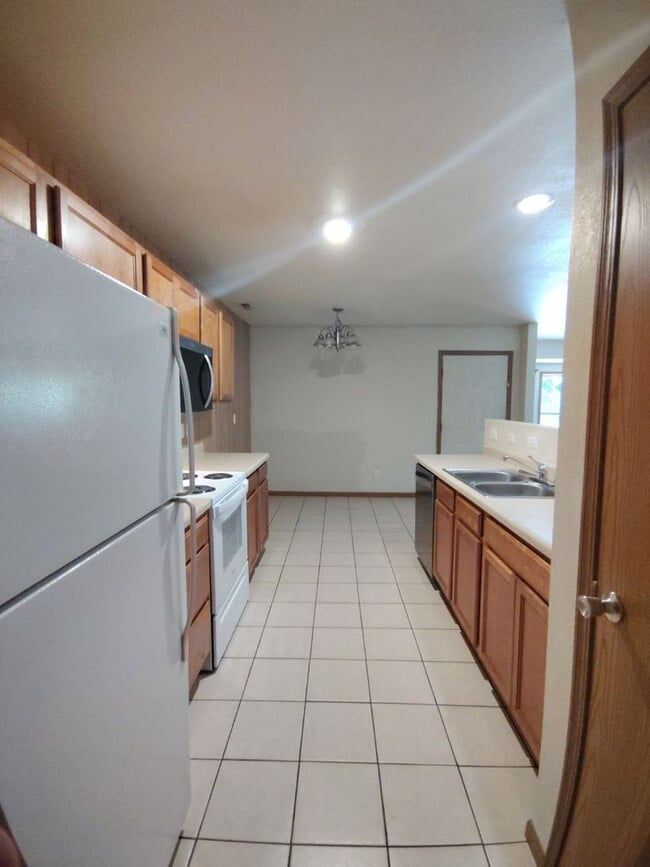 Building Photo - 2 bedroom, 1 bathroom apartment in Wickliffe
