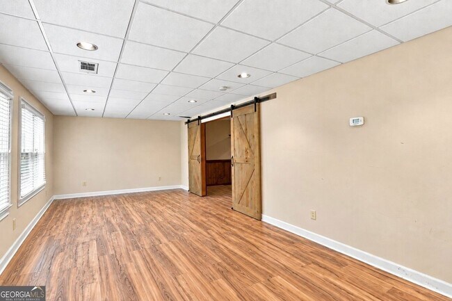 Building Photo - 3535 Claridge Dr NE