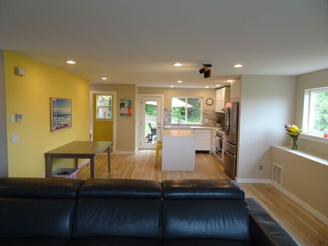 Building Photo - Captivating Contemporary Home in Columbia ...