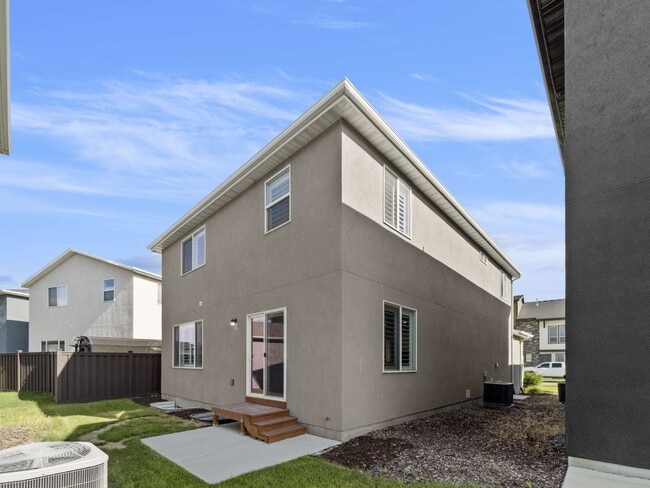 Building Photo - Stunning Bluffdale Home