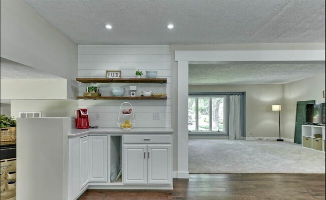 Building Photo - 4 Bedroom in Eldorado!!
