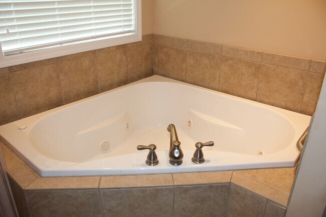 Building Photo - For Rent - Charming 3BR/2BA Home in Macken...