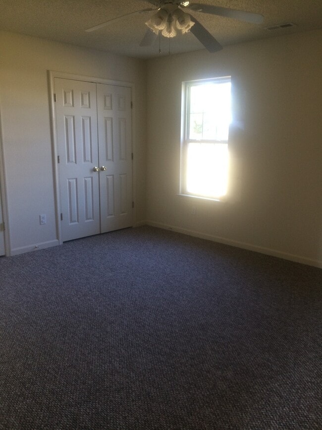 Building Photo - Beautiful Home with a Great Location In Town