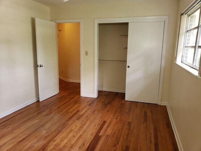 Building Photo - Charming 4 bedroom home for rent close to hospitals with wood floors. Available early August 2026...