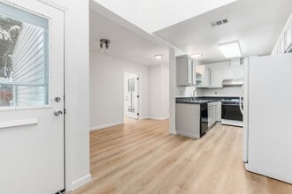 Building Photo - 1211 Lincoln Ave