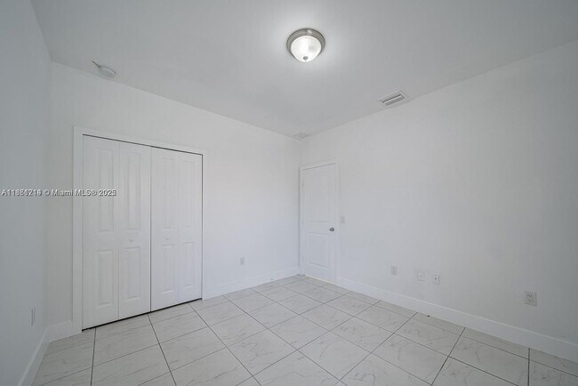 Building Photo - 14750 NE 7th Ave