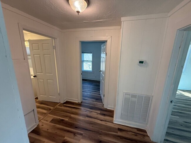 Building Photo - Charming 2-Bedroom Home for Rent – Spaciou...