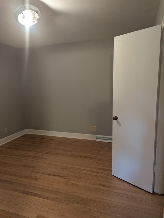 Building Photo - 23 S Circle Dr