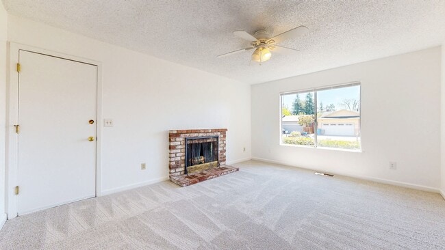 Building Photo - 4 Bedroom 2 Full Bathroom Single Family Ho...