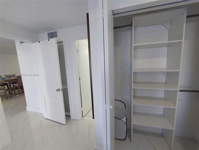 Building Photo - 400 Golden Isles Dr