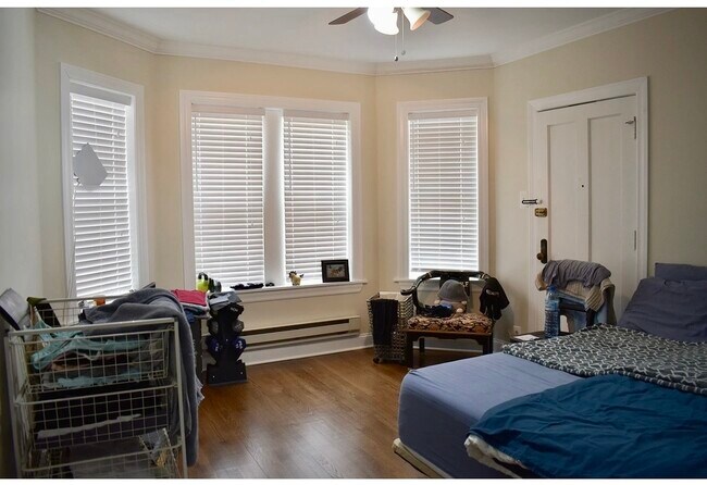 Building Photo - 3817 N Greenview Ave