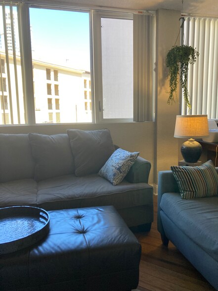 Building Photo - 470 3rd St S