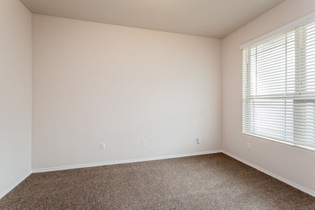 Building Photo - 3 Bedrooms, 2.5 Bathrooms – Stylish and Co...
