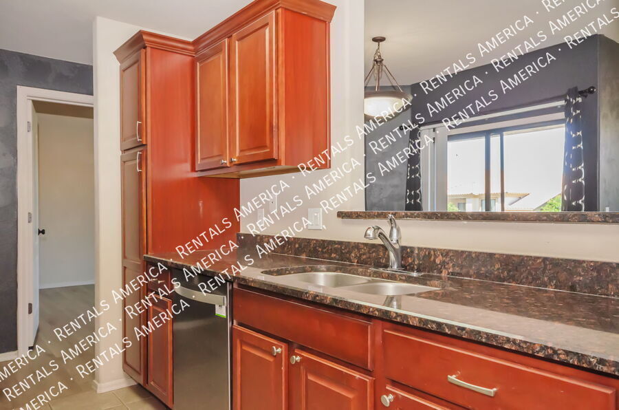 Building Photo - 2550 E River Rd